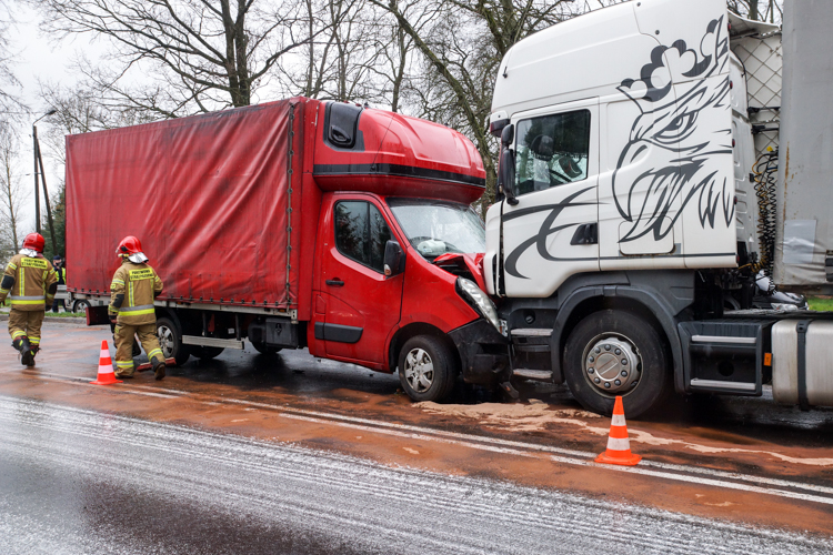 Uwaga kierowcy! Wypadek w Drużbicach. Auto dostawcze wjechało wprost w ciężarówkę, ranny kierowca [FOTO] - Zdjęcie główne