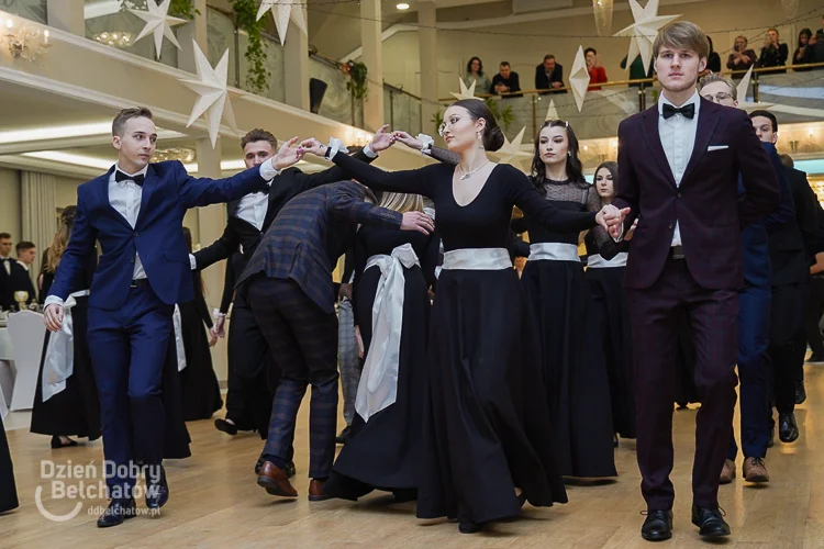 Licealiści z II LO im. Kochanowskiego na studniówce. Polonez, kwiaty i lampka szampana [FOTO] - Zdjęcie główne