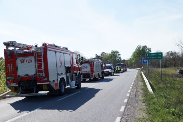 BMW wylądowało w rzece. Groźny wypadek na drodze koło Chabielic [FOTO] - Zdjęcie główne