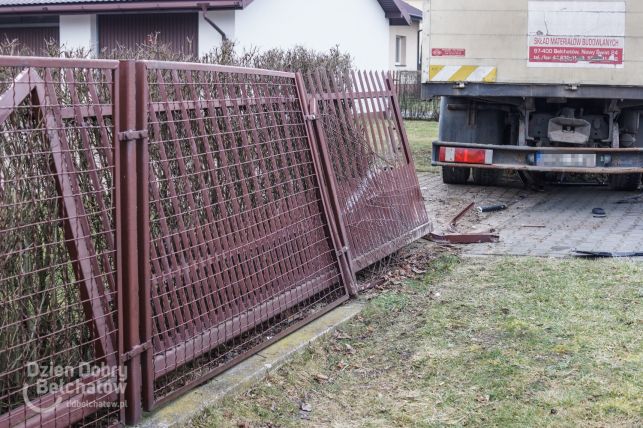 Pabianicka. Ciężarówka wypadła z drogi. Kierowca w szpitalu [FOTO] - Zdjęcie główne