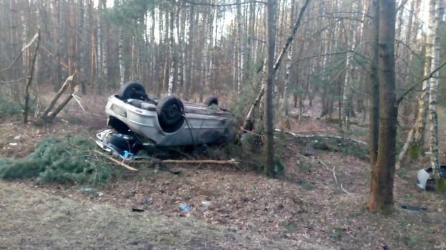 Dachowanie przy wyprzedzaniu. 22-latek w szpitalu - Zdjęcie główne