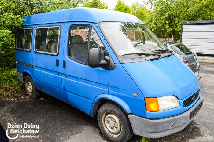 Niebieski ford ''wrasta'' w parking przed blokiem. Mieszkańcy zadzwonili na straż miejską - Zdjęcie główne