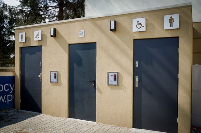 Wiemy jaką popularnością się cieszył i ile zarobił miejski szalet w pierwszym miesiącu funkcjonowania - Zdjęcie główne