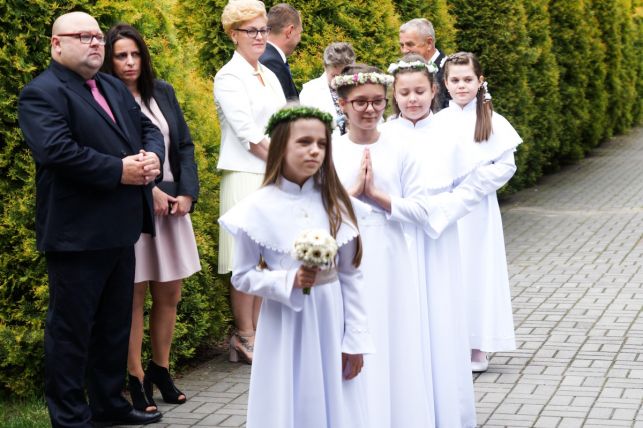 Pierwsza komunia w czasach epidemii. Uroczystości w ogrodach parafialnych przy ul. Kościuszki [FOTO] - Zdjęcie główne