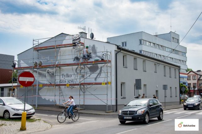 Malują kolejny mural na kamienicy w centrum Bełchatowa. Zobacz, kogo przedstawia!  [FOTO] - Zdjęcie główne