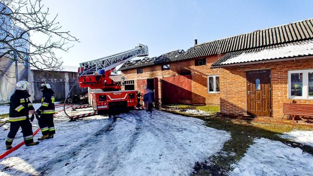 Wola Rożniatowska - strażacy walczyli z pożarem stolarni [FOTO] - Zdjęcie główne