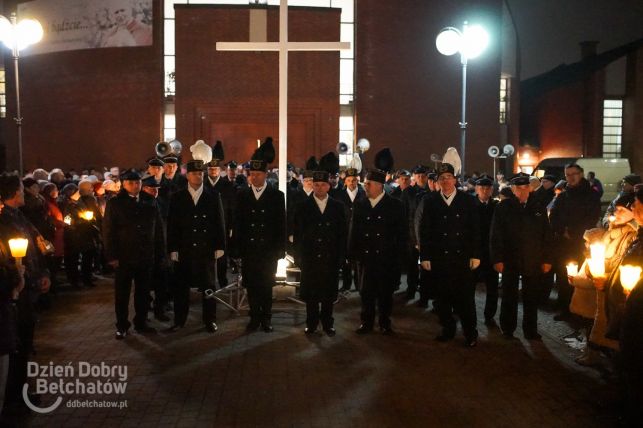 Oświetlona lampionami droga krzyżowa na ulicach Bełchatowa [FOTO] - Zdjęcie główne