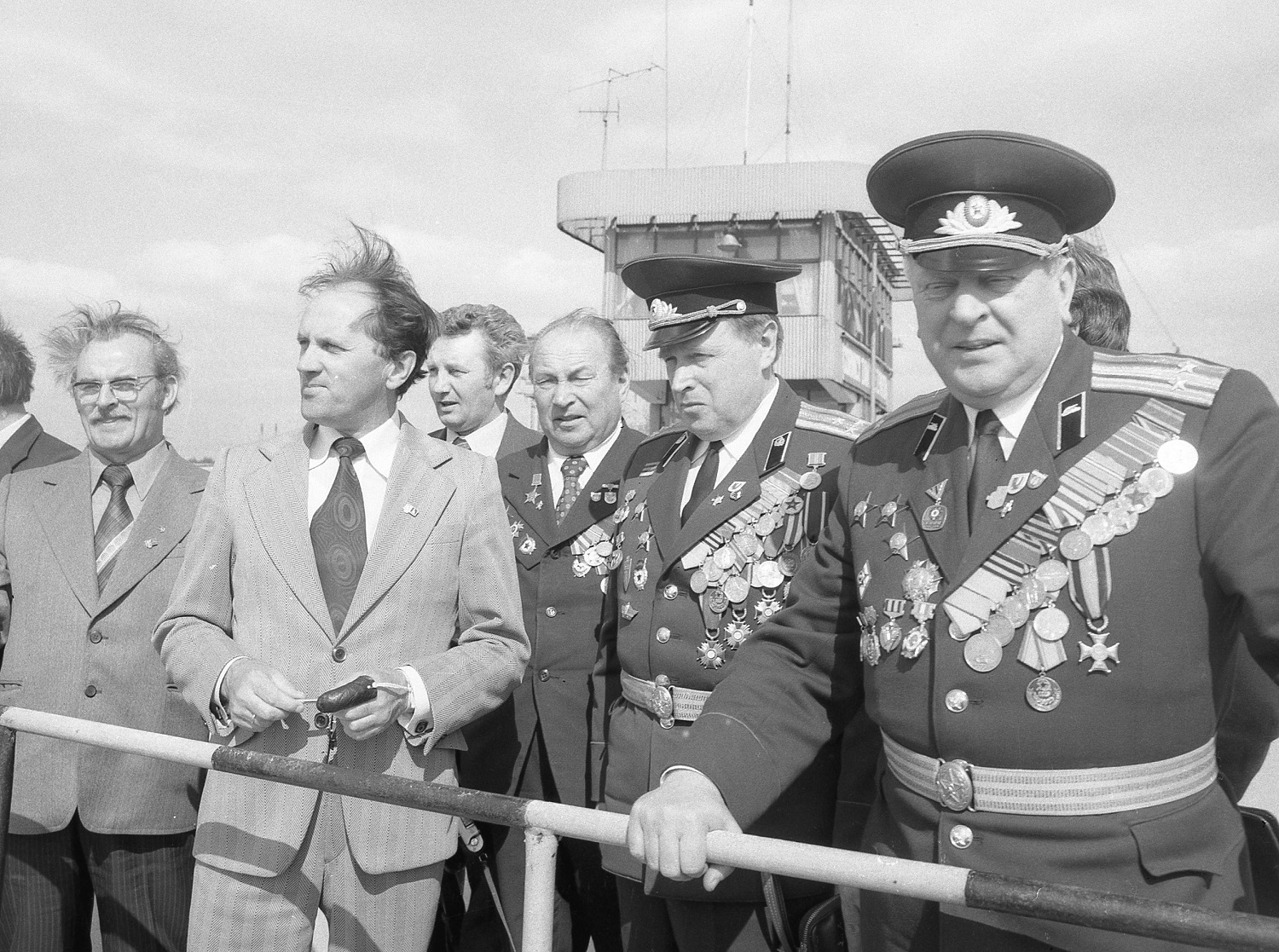 Kombatanci Armii Radzieckiej na placu budowy w Piaskach w 1980 roku/Fot. Archiwum KWB Bełchatów