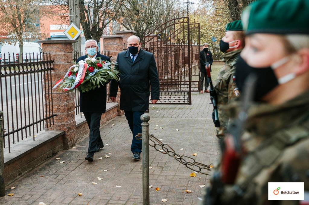 Święto Niepodległości w czasach pandemii. Bełchatów na biało-czerwono, samorządowcy złożyli kwiaty [FOTO] - Zdjęcie główne