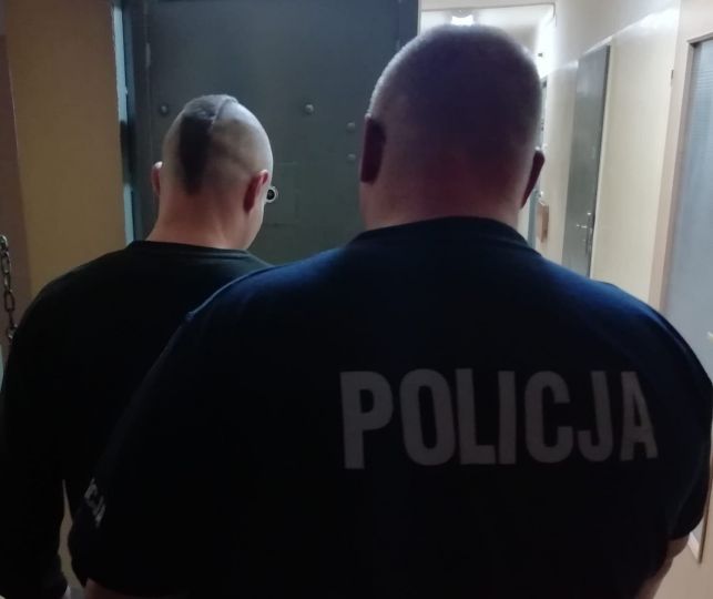 [AKTUALIZACJA] Uciekał pijany przed policją, skasował dwa auta na Okrzei. Okazało się, że alfa romeo... - Zdjęcie główne