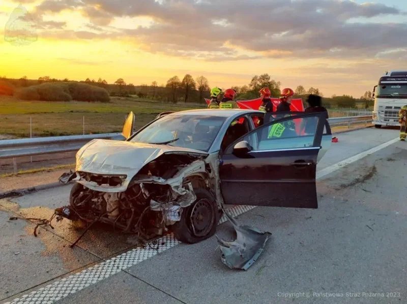 Kierowca wypadł przez tylną szybę. Śmiertelny wypadek na autostradzie [FOTO] - Zdjęcie główne