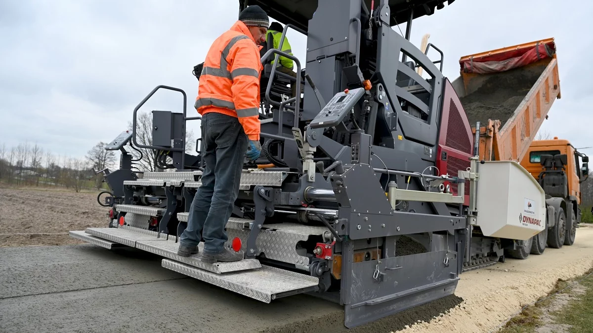 Budują kolejną drogę na terenie gminy. Nowa metoda, prace idą o wiele szybciej