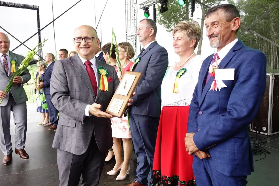 Podziękowali za tegoroczne zbiory. Wójt wręczył rolnikom pamiątkowe statuetki [FOTO] - Zdjęcie główne