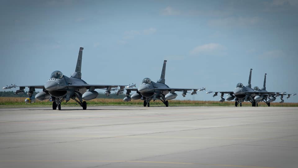 Zrobi się głośno nad Bełchatowem? Amerykańskie F-16 przyleciały na ćwiczenia [FOTO] - Zdjęcie główne