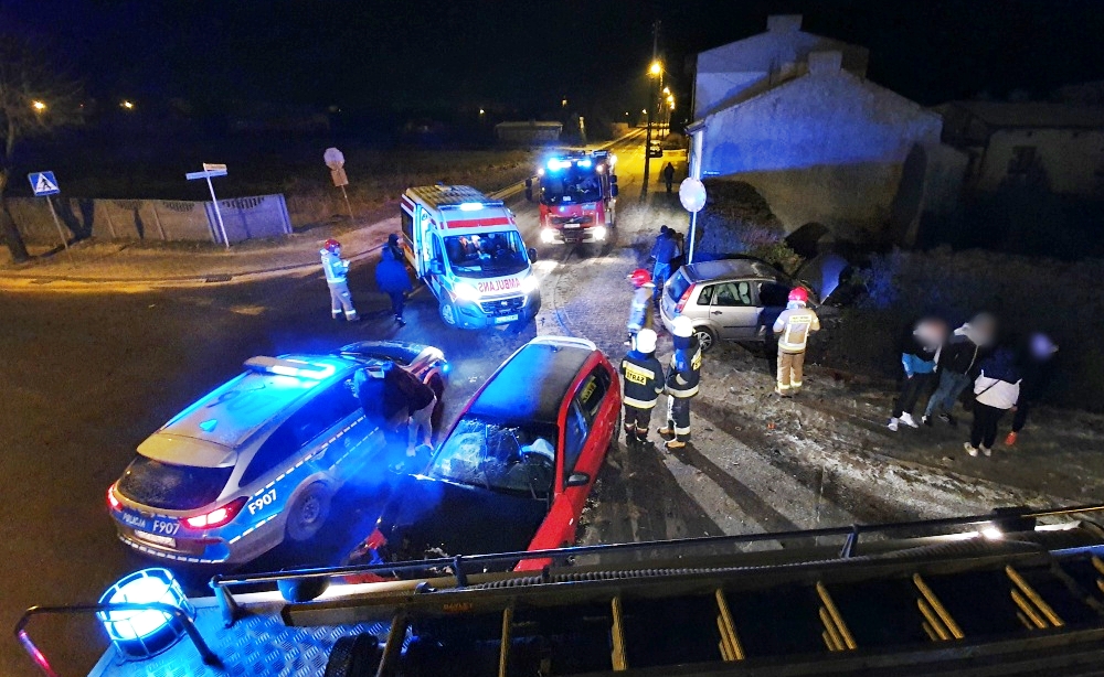 Auta zderzyły się na skrzyżowaniu w Zelowie. Strażacy i karetka pogotowia na miejscu [FOTO] - Zdjęcie główne