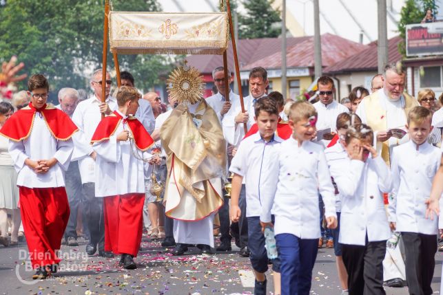 Procesja Bożego Ciała w parafii u Sercanów na os. Dolnośląskim [ZDJĘCIA] - Zdjęcie główne