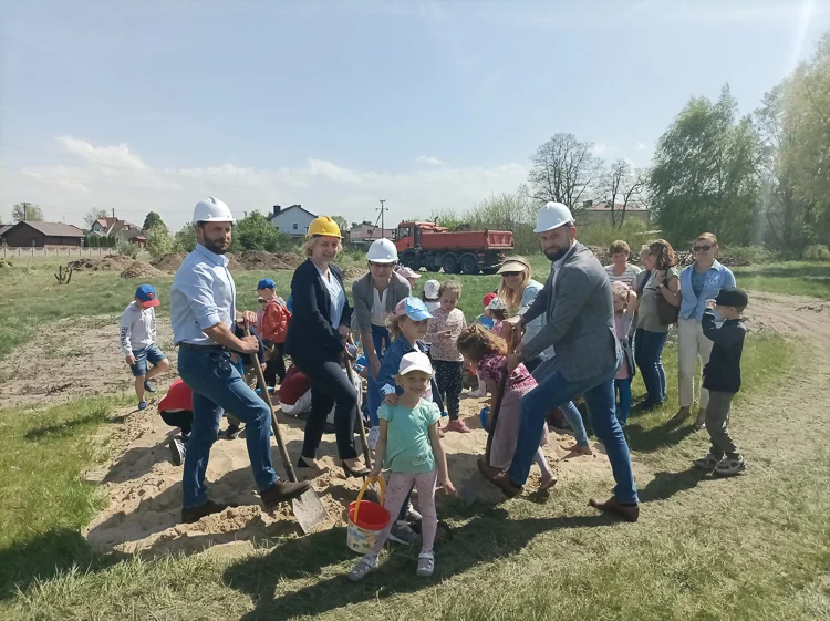 Rusza budowa nowej placówki. Dzieci wbiły łopatki pod budowę [FOTO] - Zdjęcie główne