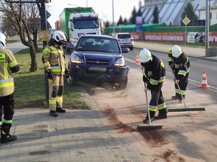 Uwaga kierowcy! Utrudnienia na skrzyżowaniu koło restauracji McDonald's. Zderzyły się hyundai i toyota - Zdjęcie główne