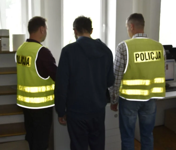 Złodziej o północy wracał z włamania. Policjanci znaleźli worki z łupem, a w środku... - Zdjęcie główne