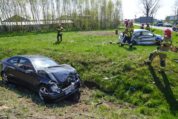 Wypadek pod Szczercowem, dwie osoby ranne. Impet wyrzucił samochody z drogi - Zdjęcie główne