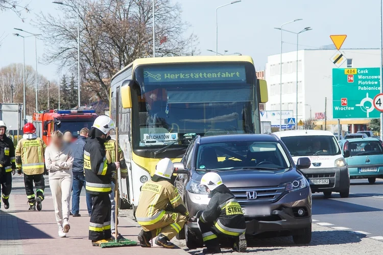 Autobus zderzył się z osobówką na rondzie. Na miejscu pracują służby [FOTO] - Zdjęcie główne