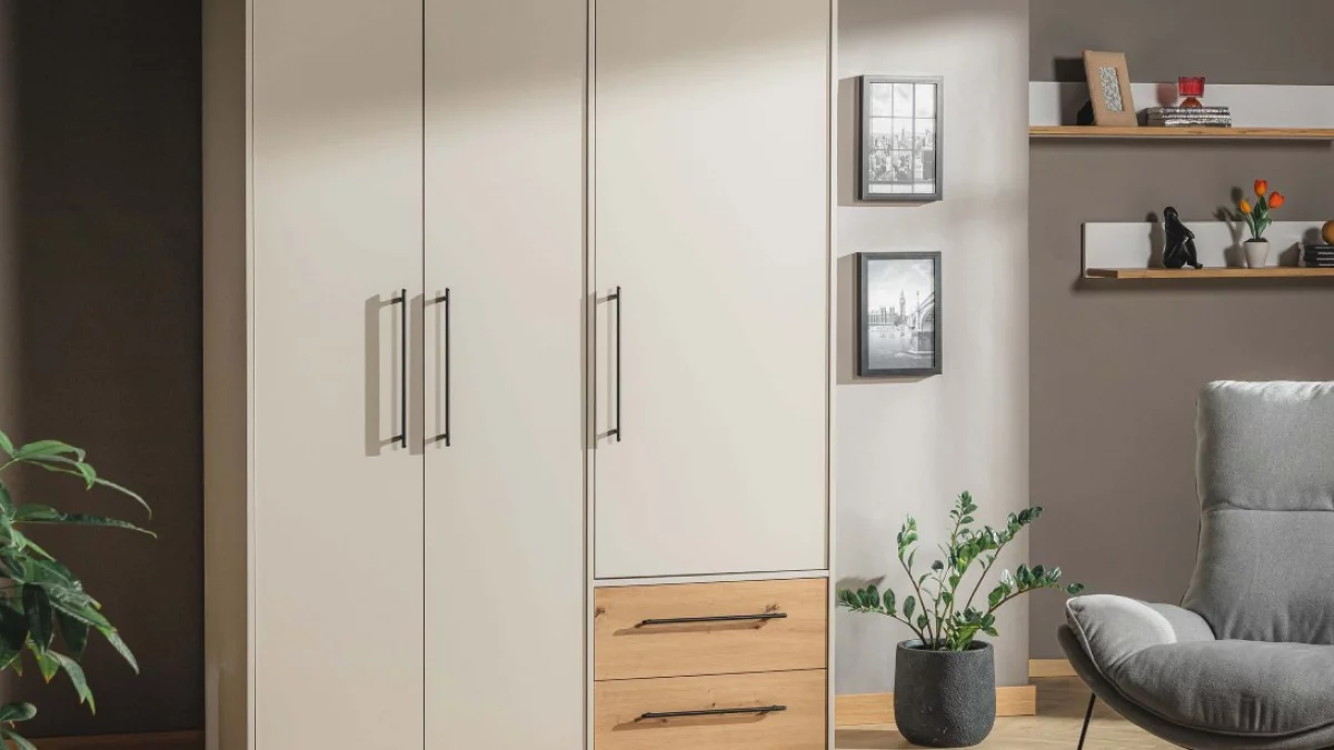 Szafa z drzwiami przesuwnymi czy otwieranymi – co jest bardziej praktyczne?
