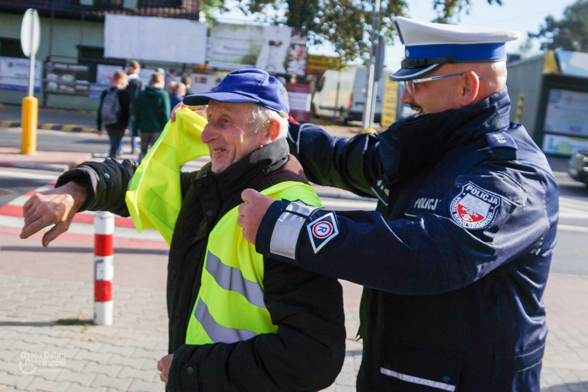 Policyjna akcja przy targowisku. Rozdawali przydatne prezenty [FOTO] - Zdjęcie główne