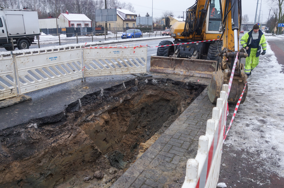 Pękła rura, mieszkańcy bełchatowskiego osiedla narzekają na brak wody. Kiedy usuną awarię? [FOTO] - Zdjęcie główne