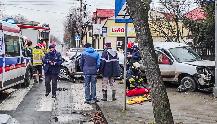 Demolka w centrum Zelowa. Roztrzaskane samochody i betonowy płot. Ranny kierowca [FOTO] - Zdjęcie główne