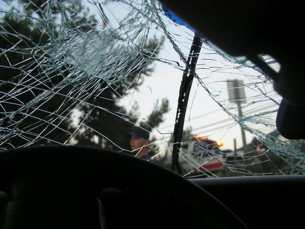 Auto wpadło w poślizg i uderzyło w drzewo. W środku jechała kobieta z dzieckiem  - Zdjęcie główne