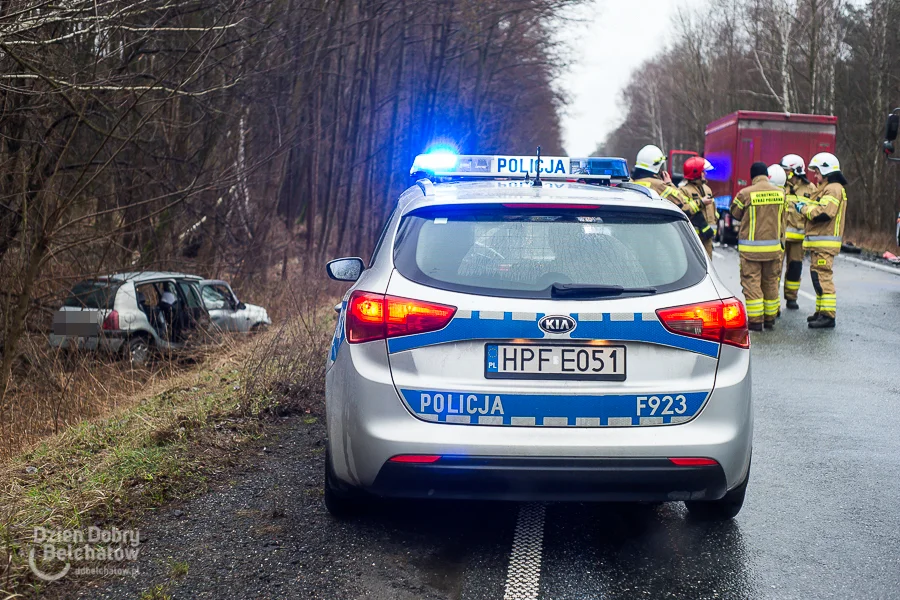 Policja ujawnia szczegóły dramatycznego wypadku pod Bełchatowem. Ranni młodzi mężczyźni [FOTO] [VIDEO] - Zdjęcie główne