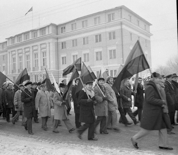 Podczas pierwszych przemarszów barbórkowych wielu pracowników nie miało jeszcze mundurów górniczych/Fot. Archiwum KWB Bełchatów