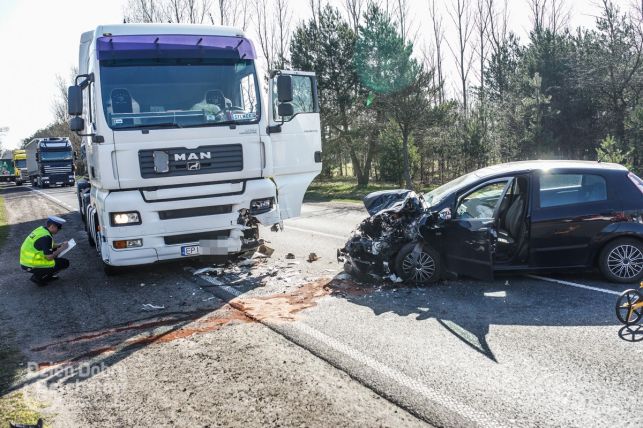 Zderzenie TIRa z osobówką w Klukach. Jedna osoba ranna [FOTO] - Zdjęcie główne