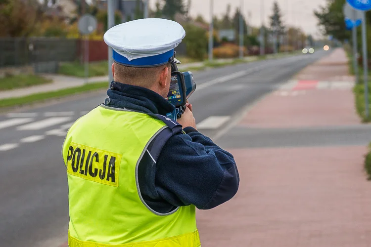 Pirat drogowy pędził przez wieś. Przekroczył prędkość o... - Zdjęcie główne