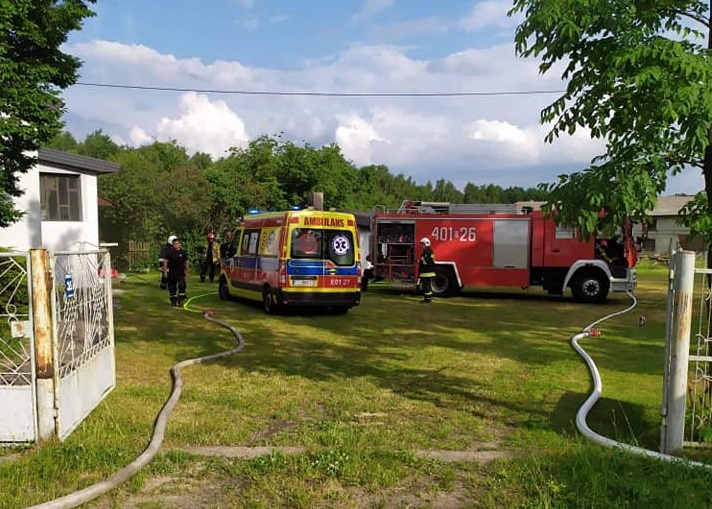 Pożar domu w Myszakach. Poparzony mężczyzna trafił do szpitala [FOTO] - Zdjęcie główne