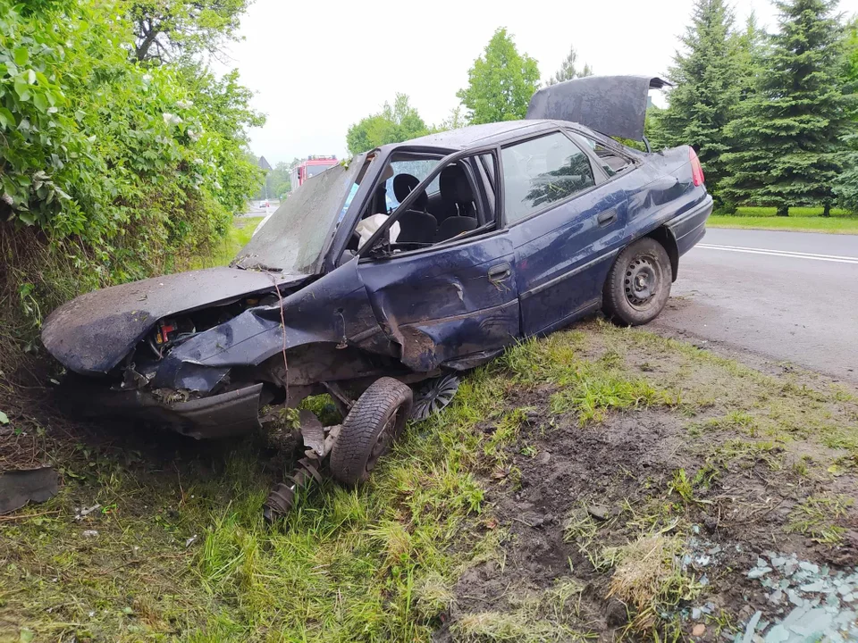 Samochód wypadł z drogi i roztrzaskał się na betonowym przepuście. Ranny kierowca [FOTO] - Zdjęcie główne