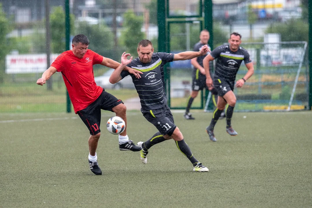 Związkowcy zmierzyli się na boisku z dyrekcją elektrowni.  Sportowa rywalizacja w strugach deszczu [FOTO] - Zdjęcie główne