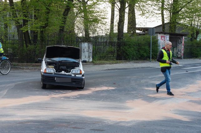 Wypadek na Czaplinieckiej. Motocykl zderzył się z osobówką [FOTO] - Zdjęcie główne