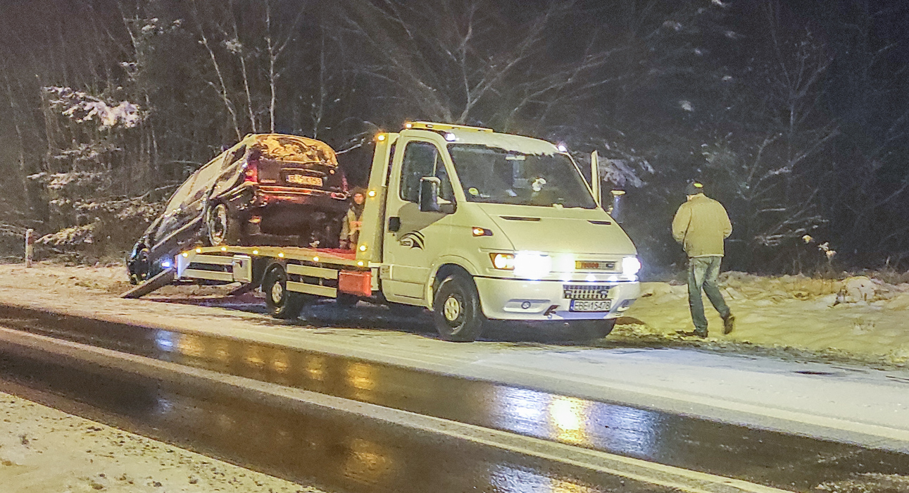 Wypadek na Lipowej - auto ścięło studzienkę dachowało. 18-latek miał sporo szczęścia - Zdjęcie główne