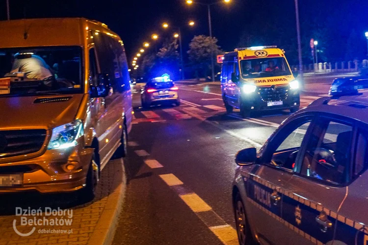 Bus uderzył w 9-latka na os. Dolnośląskim. W obawie o zdrowie dziecka, policjanci nie podnosili go z jezdni [FOTO] - Zdjęcie główne