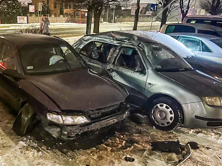 Demolka na Dolnośląskim. Pijany kierowca skasował cztery auta [FOTO] - Zdjęcie główne