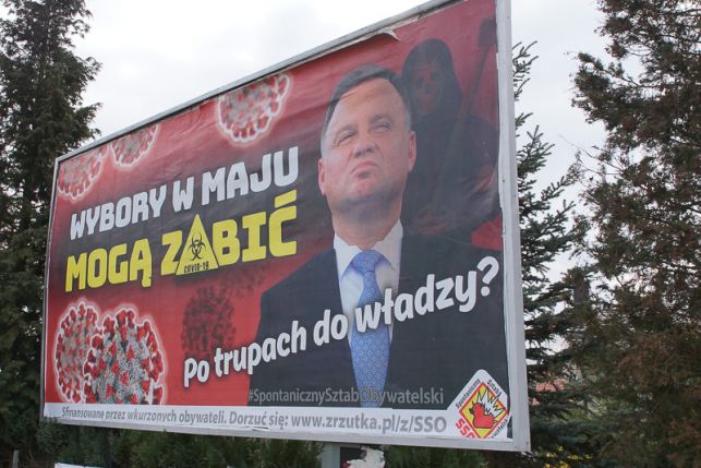 ''Po trupach do władzy''. Nowe bilbordy przeciwników rządu pojawiły się w Bełchatowie - Zdjęcie główne