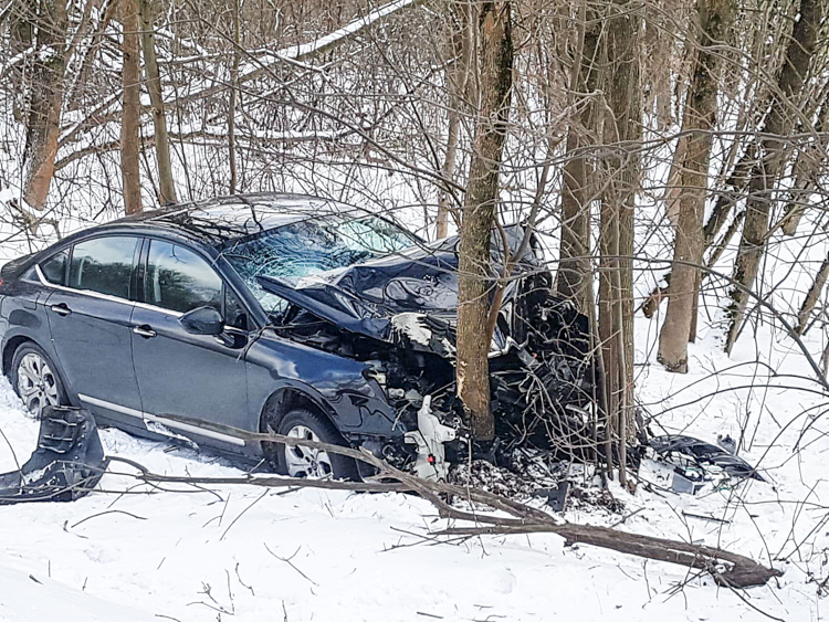 Auto uderzyło w drzewo na dk 74 koło Szczercowa. Wezwano karetkę pogotowia [FOTO] - Zdjęcie główne