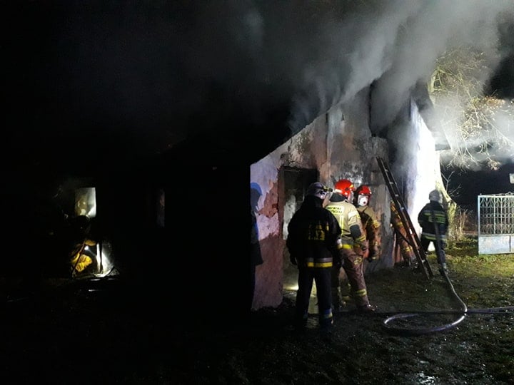 Płonął budynek, a w środku byli ludzie. Akcja strażaków w gminie Zelów [FOTO] - Zdjęcie główne