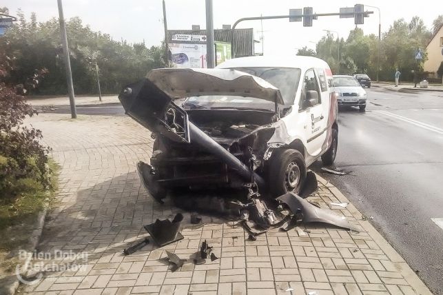 Zderzenie osobówki z autobusem na Czyżewskiego. Sygnalizacja częściowo nie działa - Zdjęcie główne