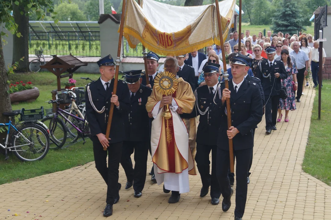 Procesja w parafii pw. Narodzenia NMP. Wierni przeszli ulicami Łękawy [FOTO] - Zdjęcie główne