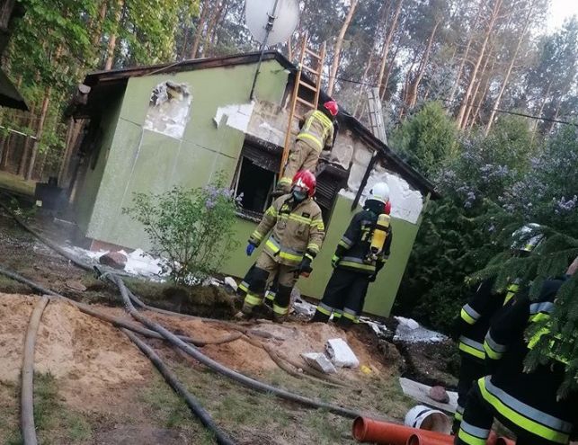 Ogień i kłęby dymu w domku letniskowym.  Cztery zastępy strażaków gasiły pożar - Zdjęcie główne