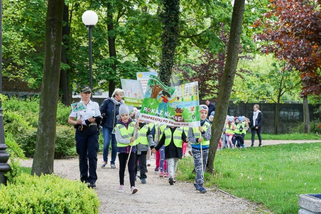Psie kupy szpecą bełchatowskie trawniki. Straż miejska rozpoczyna akcję, zaangażowano przedszkolaki [VIDEO][FOTO] - Zdjęcie główne