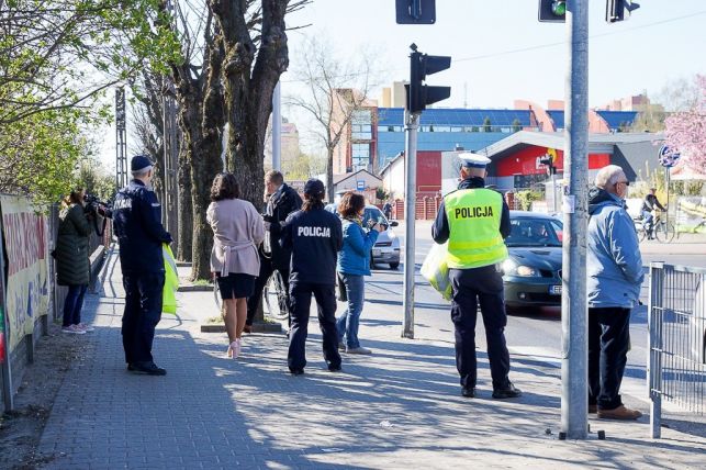 Darmowe gadżety w służbie bezpieczeństwa. Policjanci i urzędnicy obdarowywali dziś rowerzystów [FOTO] - Zdjęcie główne