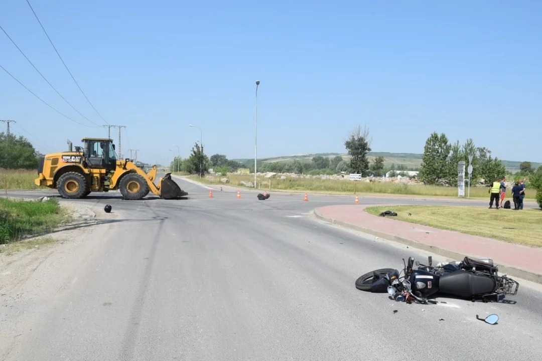 Motocyklista zderzył się z ładowarką. Nie przeżył [FOTO] - Zdjęcie główne